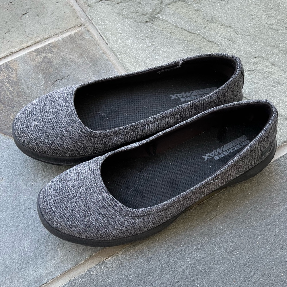 Sketchers Goga Max Sneaker Flats | Size 10